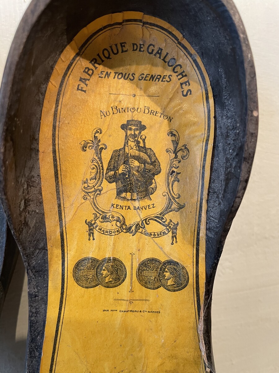 Advertising item: pair of exhibition pumps