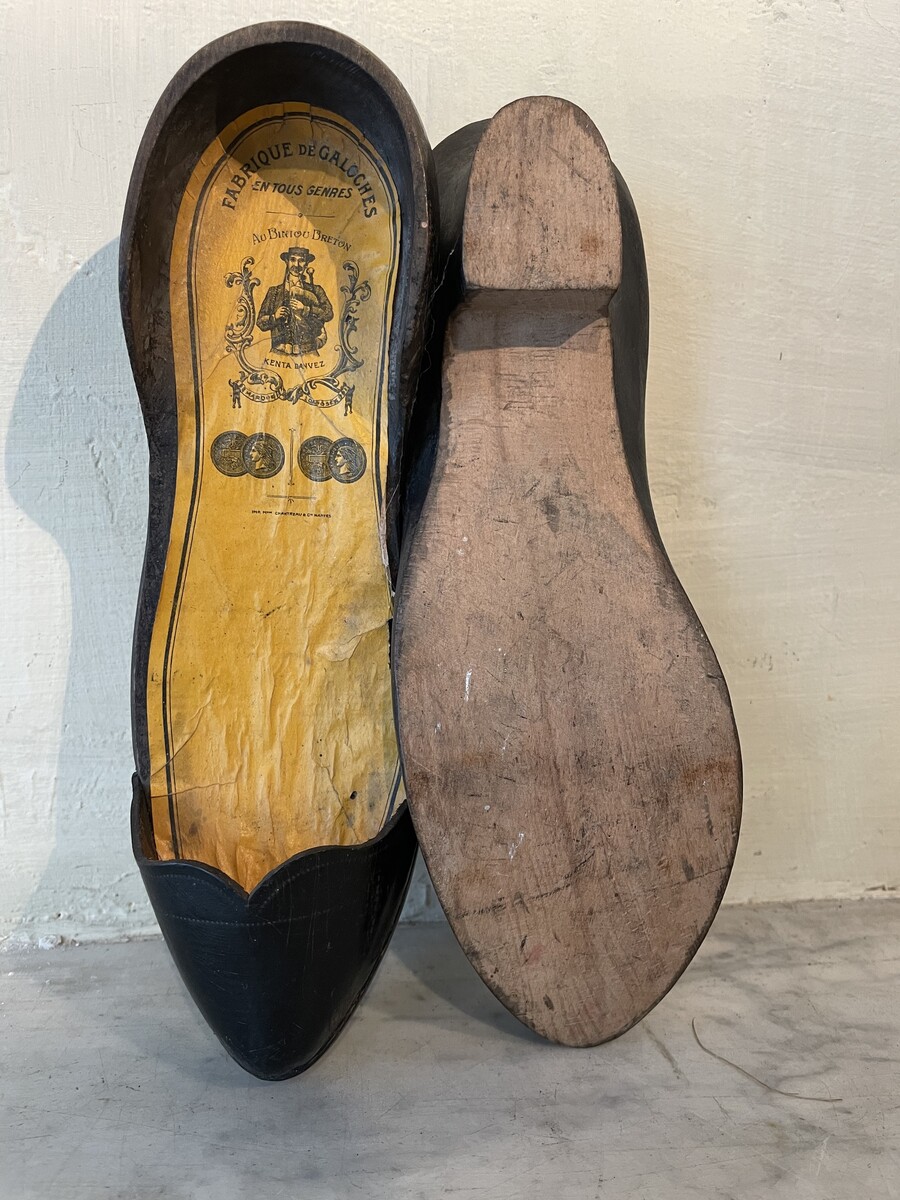 Advertising item: pair of exhibition pumps