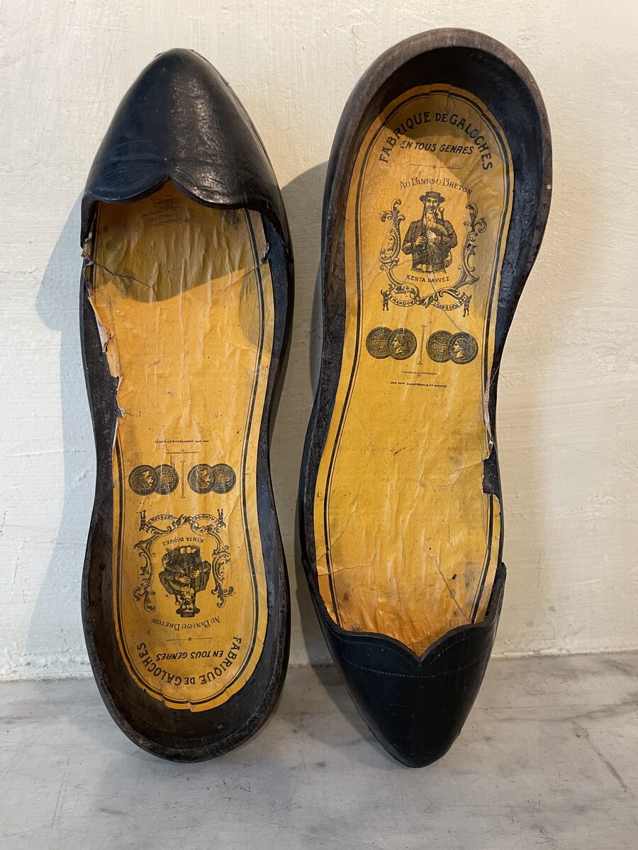 Advertising item: pair of exhibition pumps