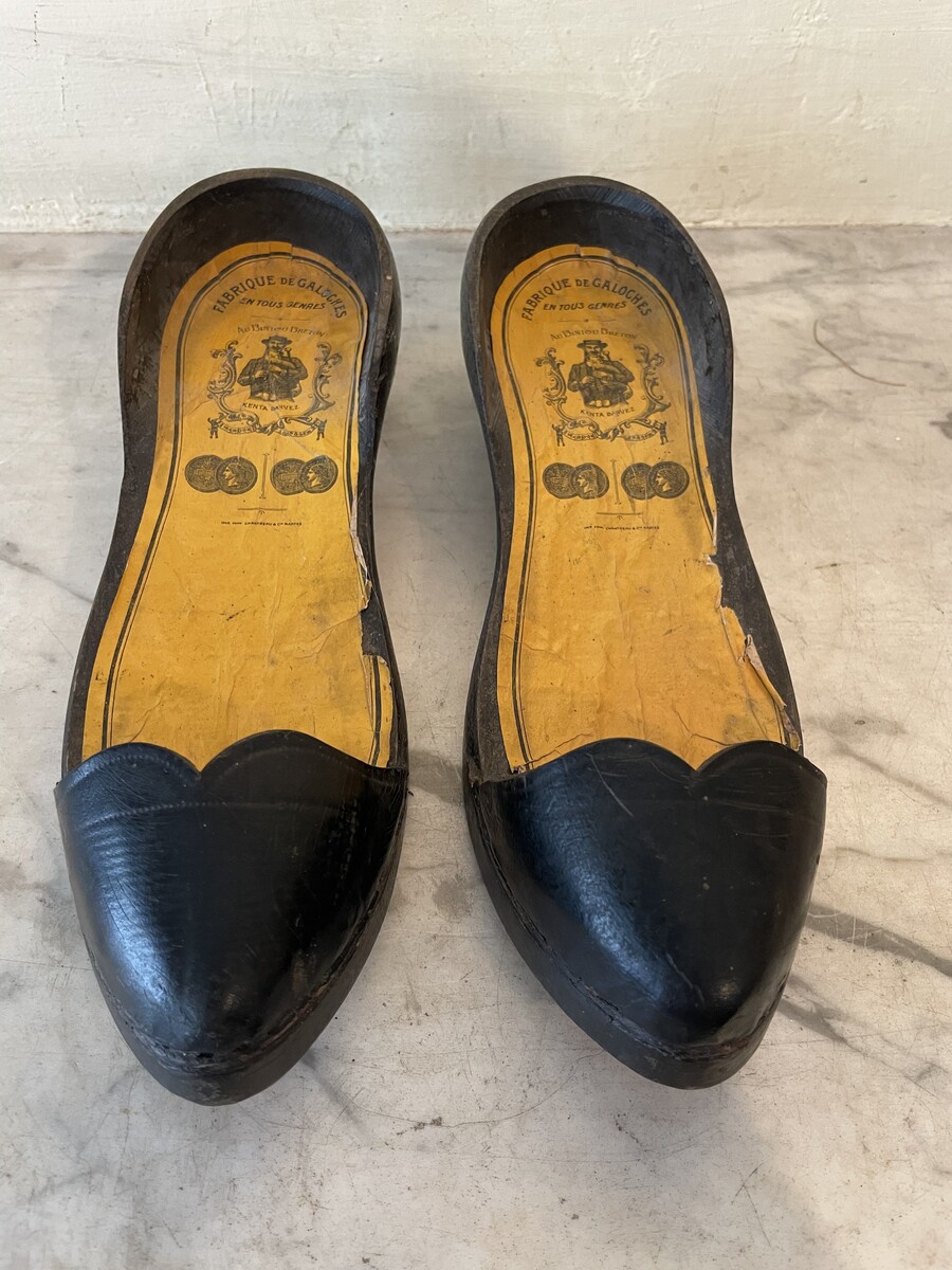 Advertising item: pair of exhibition pumps