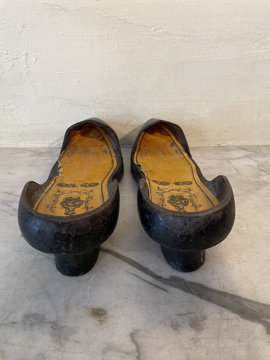 Advertising item: pair of exhibition pumps