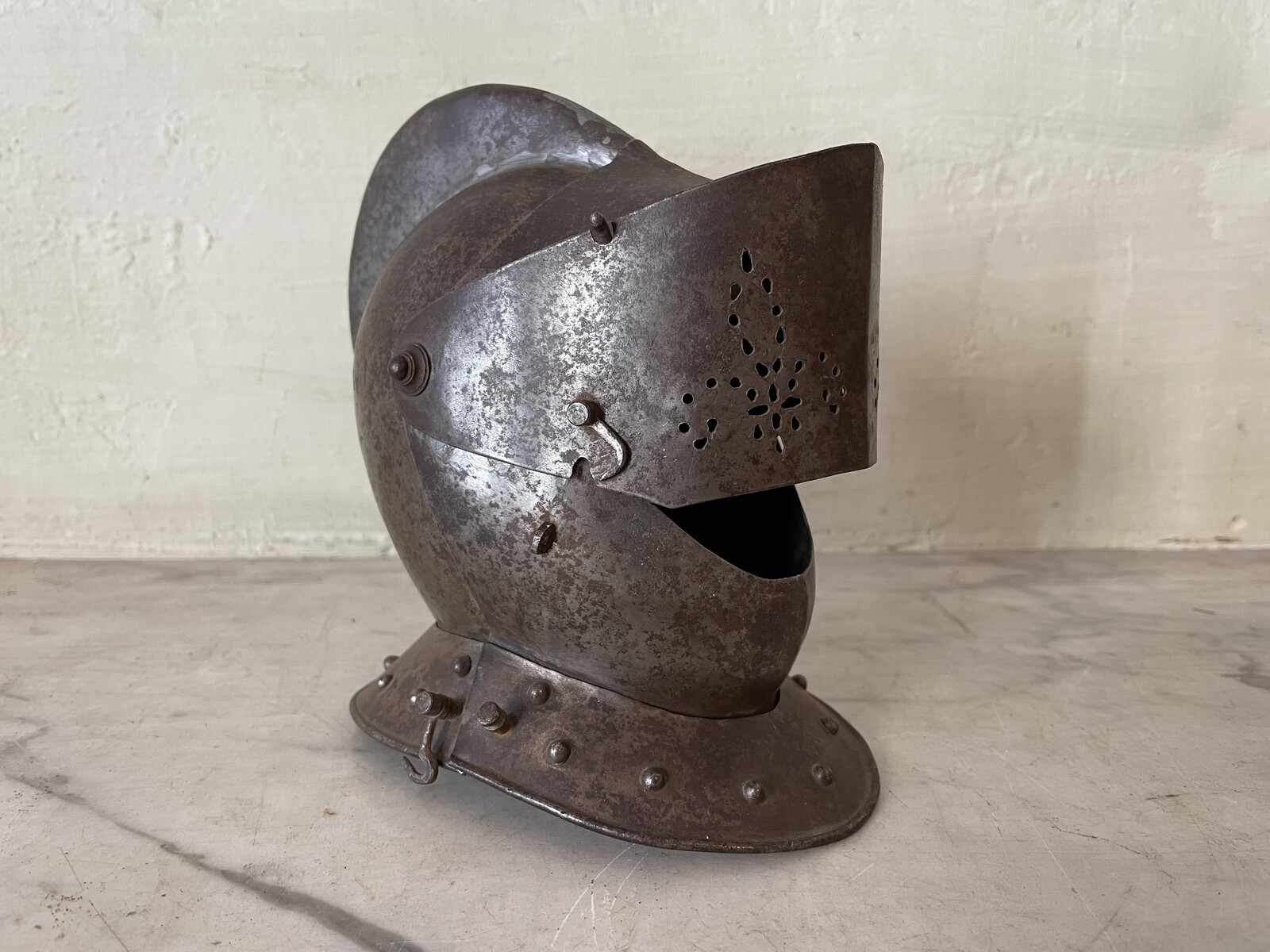 Articulated minitaur helm, upper element of armor