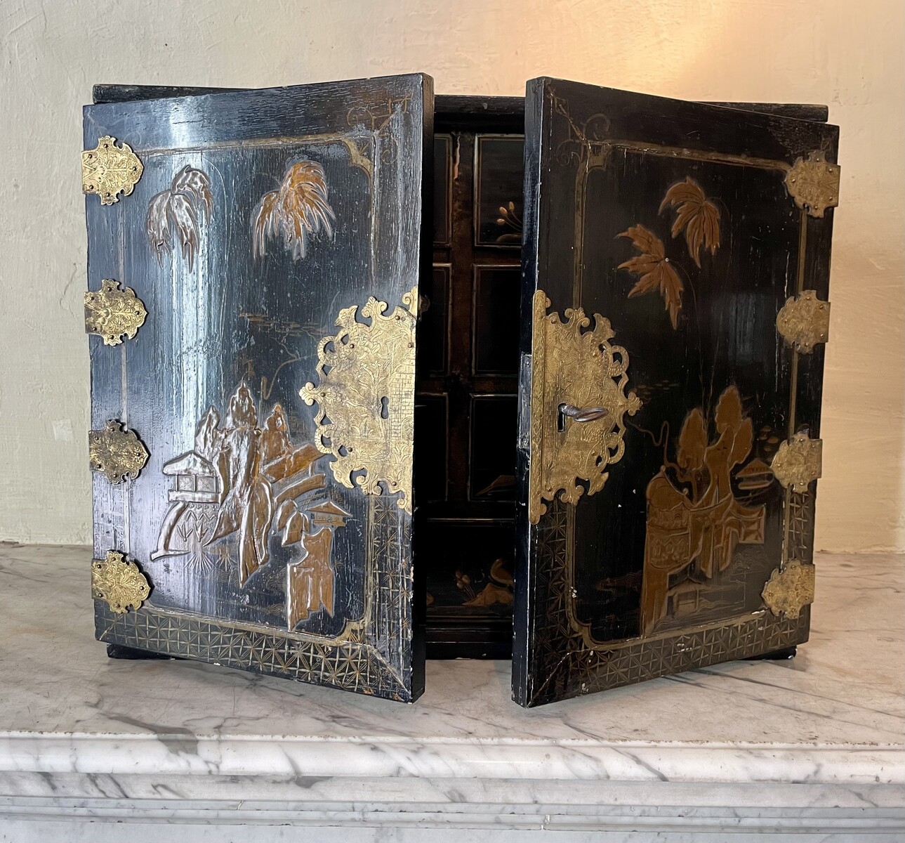 Cabinet with è drawers behind two doors decorated with Chineesee-like lacquer.
