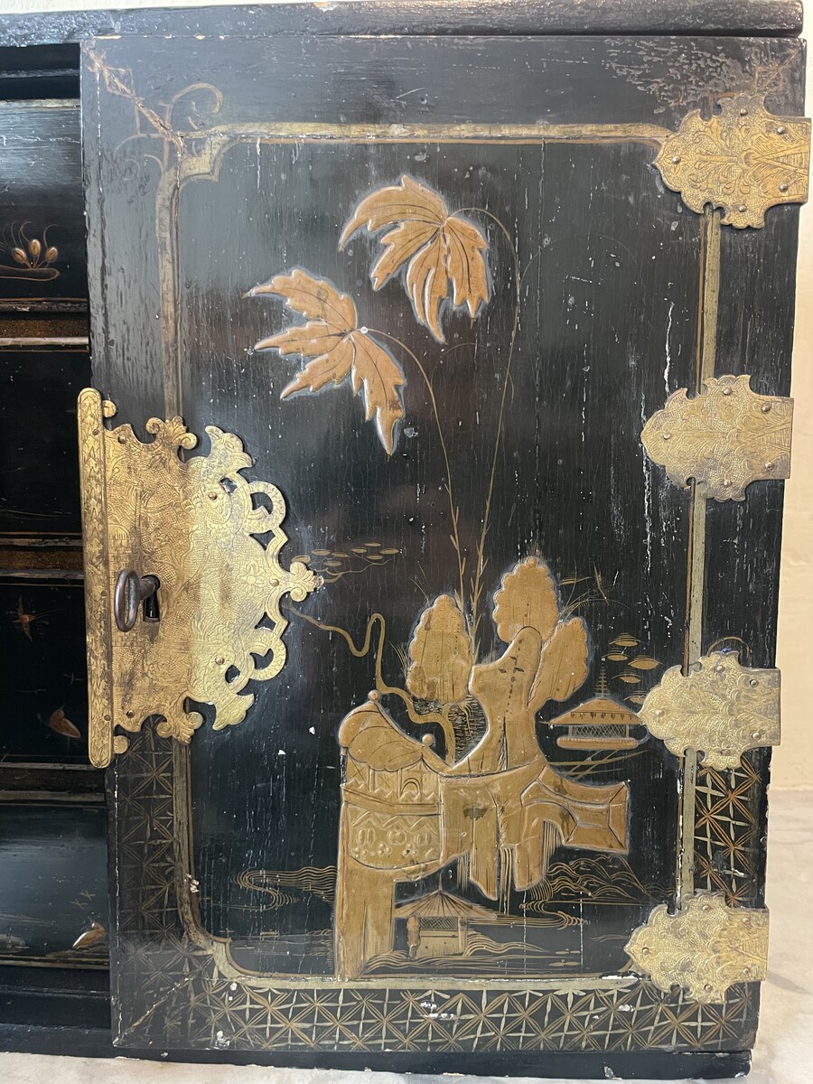 Cabinet with è drawers behind two doors decorated with Chineesee-like lacquer.