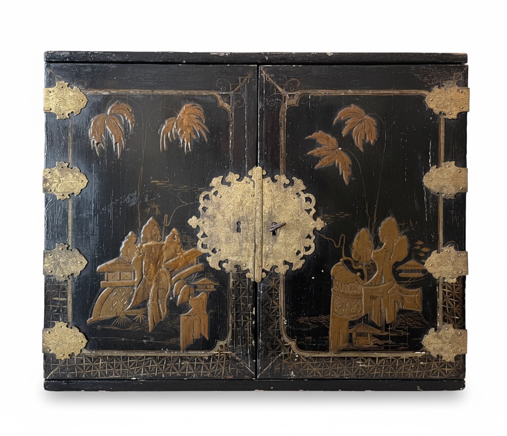 Cabinet with è drawers behind two doors decorated with Chineesee-like lacquer.