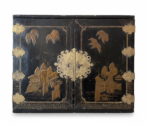 Cabinet with è drawers behind two doors decorated with Chineesee-like lacquer.