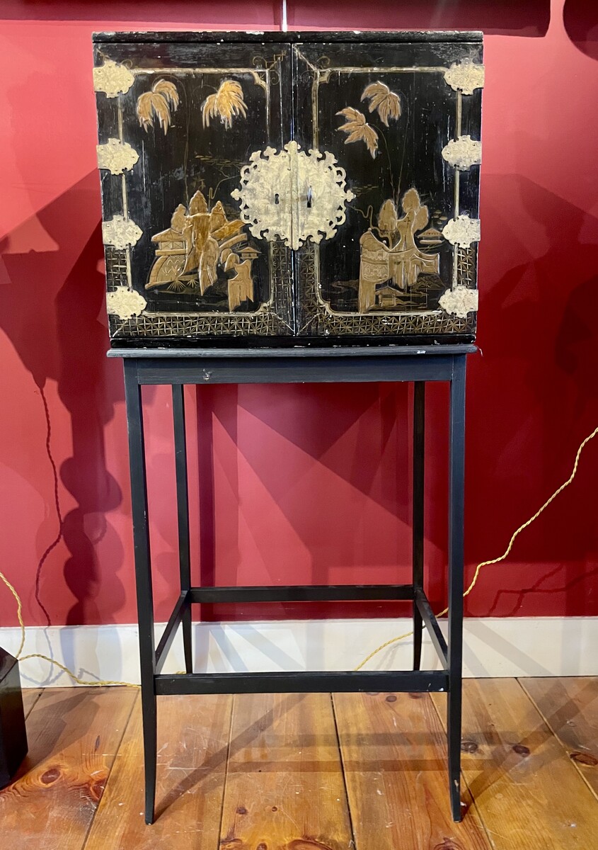 Cabinet with è drawers behind two doors decorated with Chineesee-like lacquer.