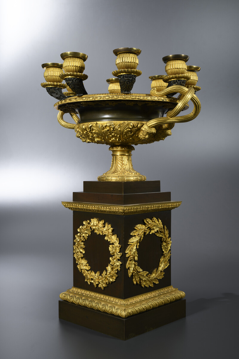 Centrepiece forming a candelabra with 8 light arms