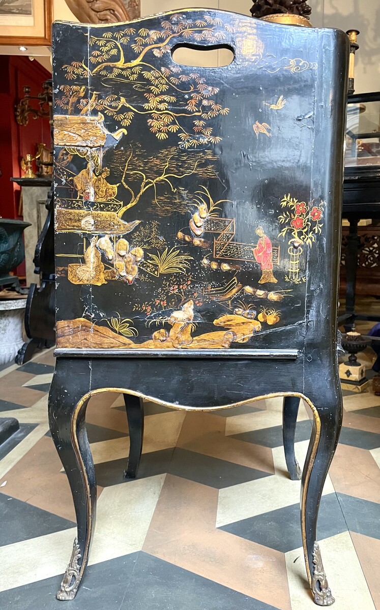Chiffonière-table with Chinese decor, on cabriole-legs