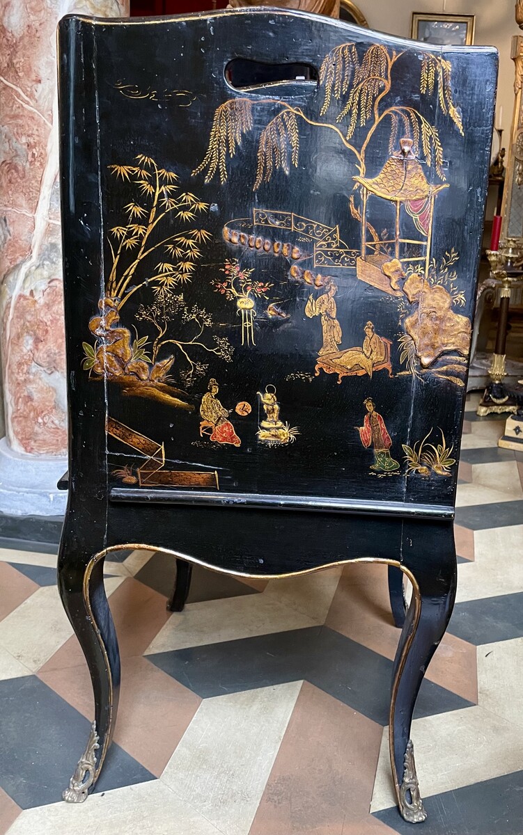 Chiffonière-table with Chinese decor, on cabriole-legs