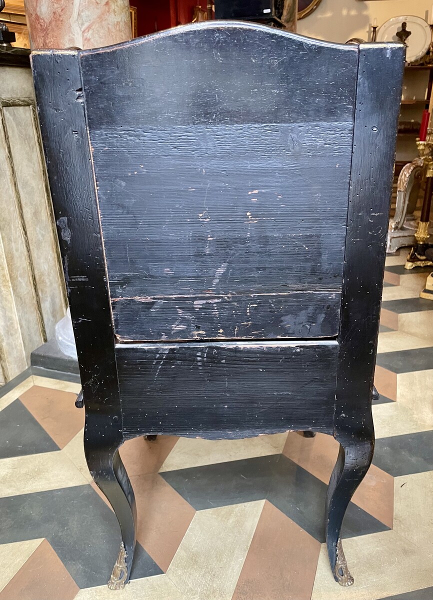 Chiffonière-table with Chinese decor, on cabriole-legs