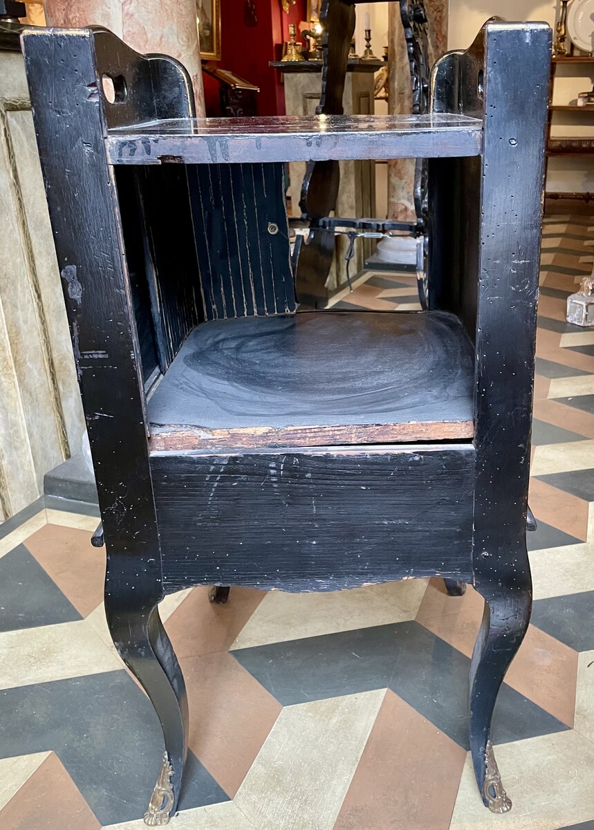 Chiffonière-table with Chinese decor, on cabriole-legs