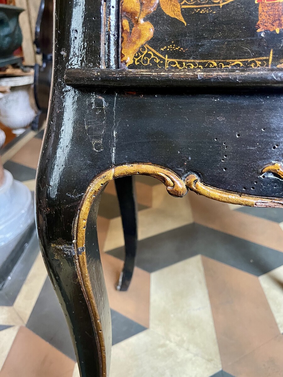 Chiffonière-table with Chinese decor, on cabriole-legs
