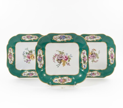 Copeland Spode for T. Goode & Cie. Series of three small plates with floral decoration