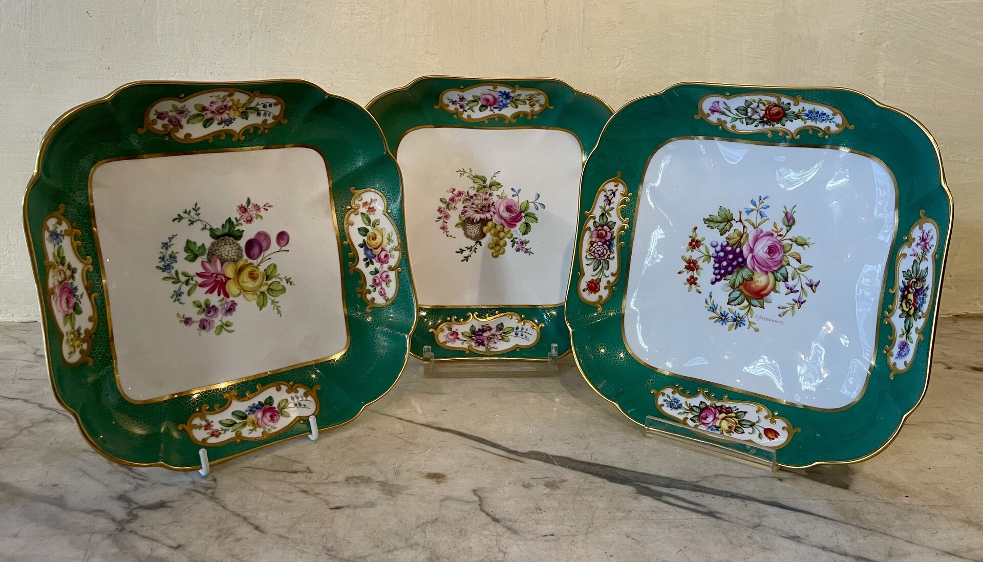 Copeland Spode for T. Goode & Cie. Series of three small plates with floral decoration