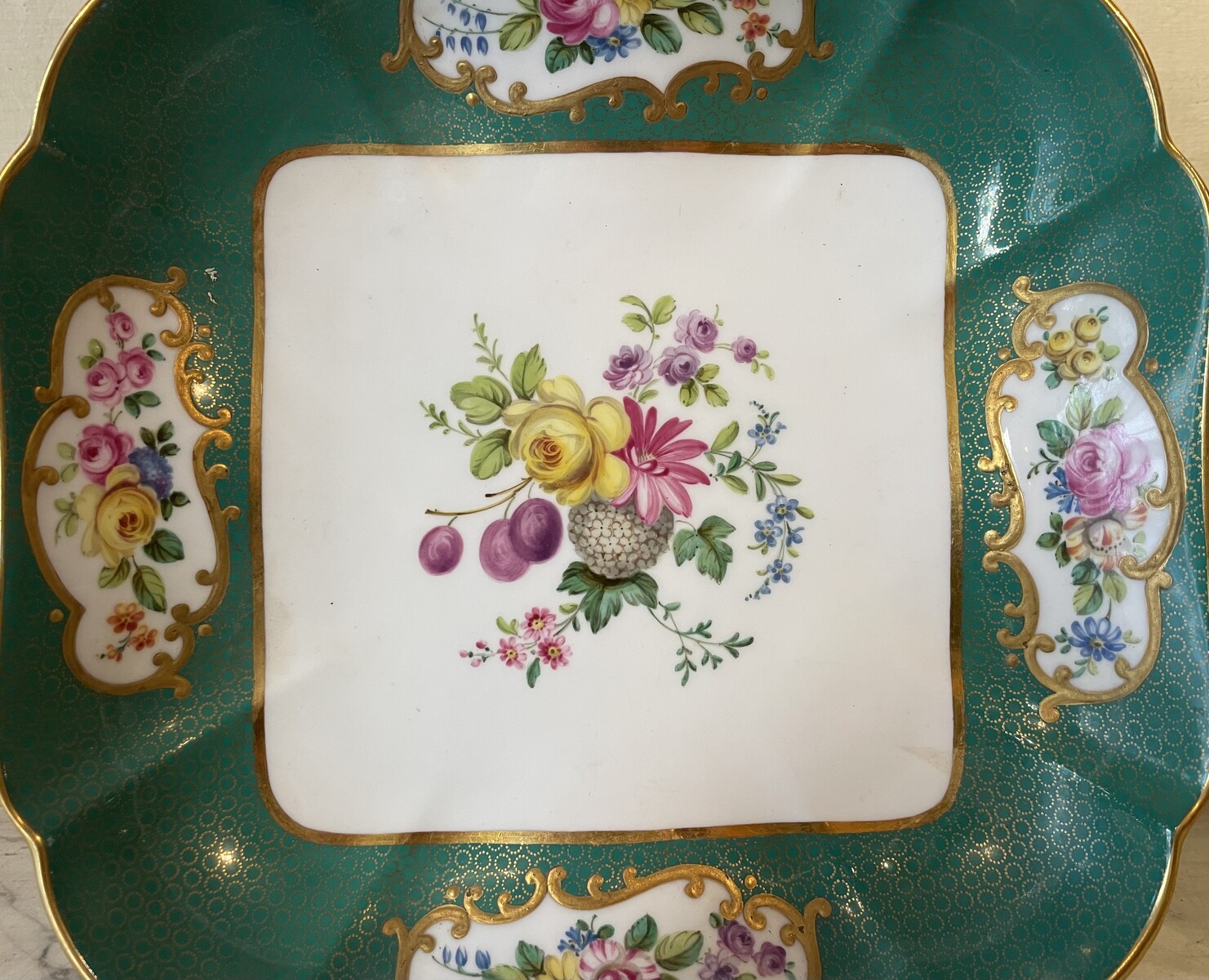 Copeland Spode for T. Goode & Cie. Series of three small plates with floral decoration