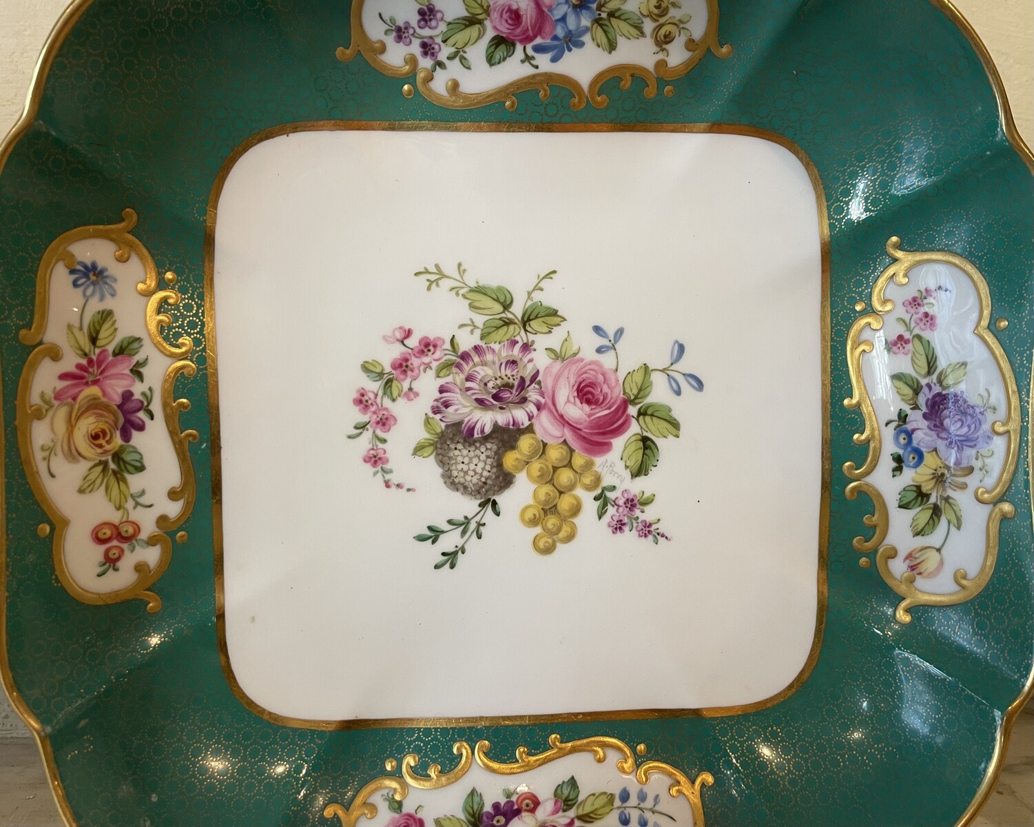 Copeland Spode for T. Goode & Cie. Series of three small plates with floral decoration