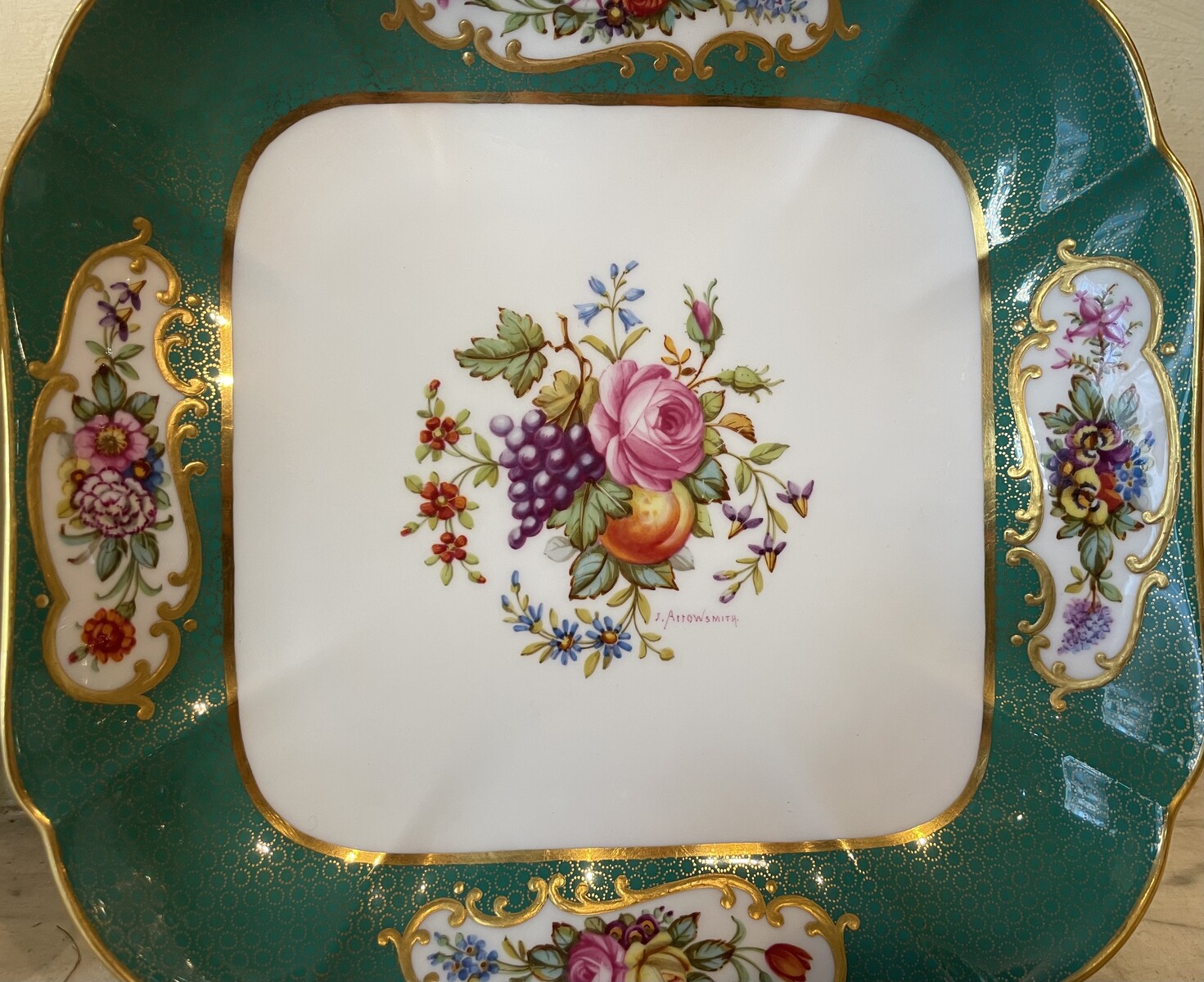 Copeland Spode for T. Goode & Cie. Series of three small plates with floral decoration