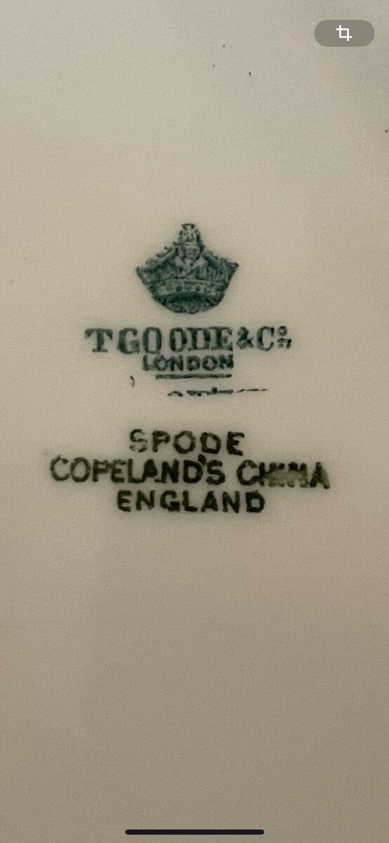 Copeland Spode for T. Goode & Cie. Series of three small plates with floral decoration