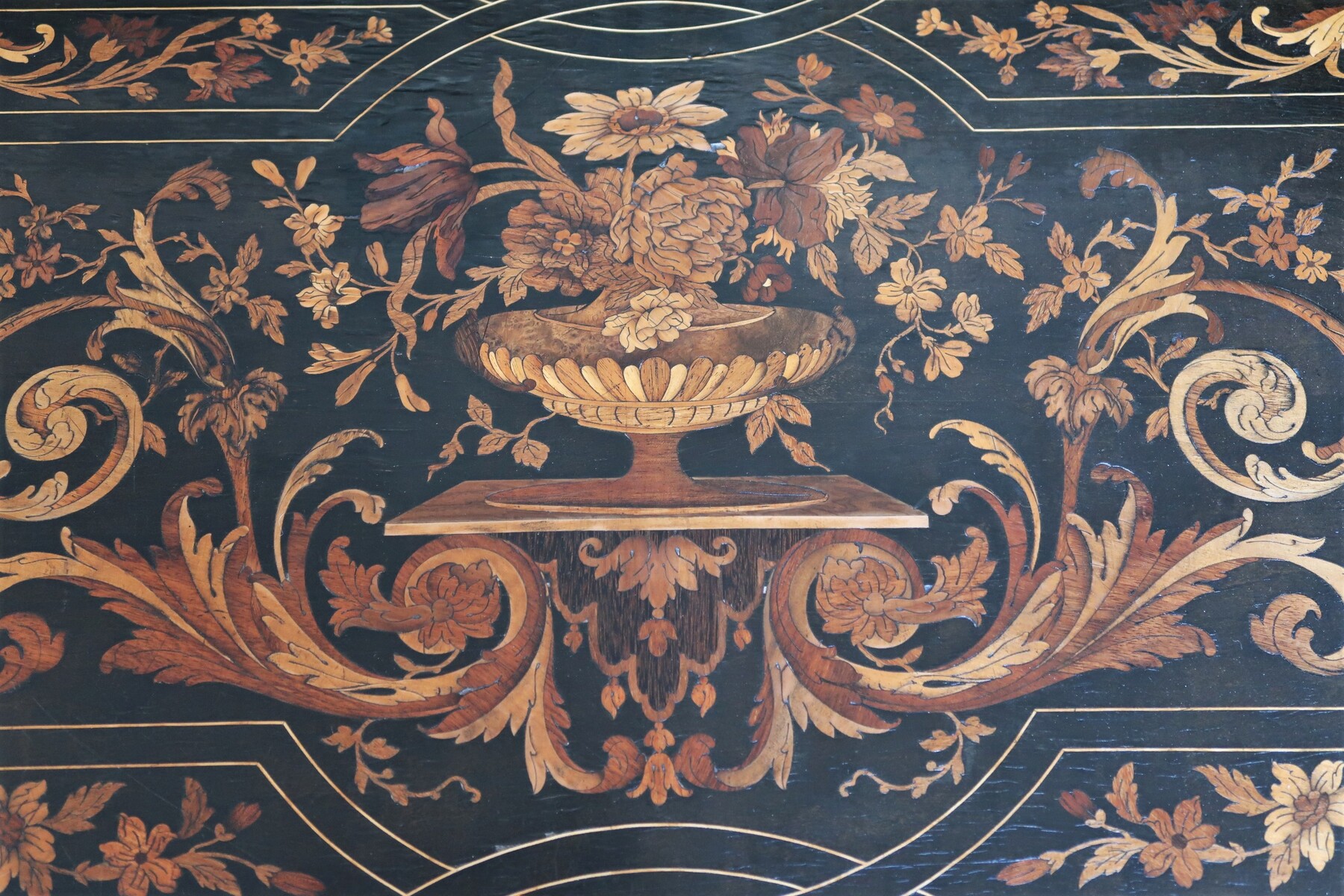 Dutch table with marquetry decoration