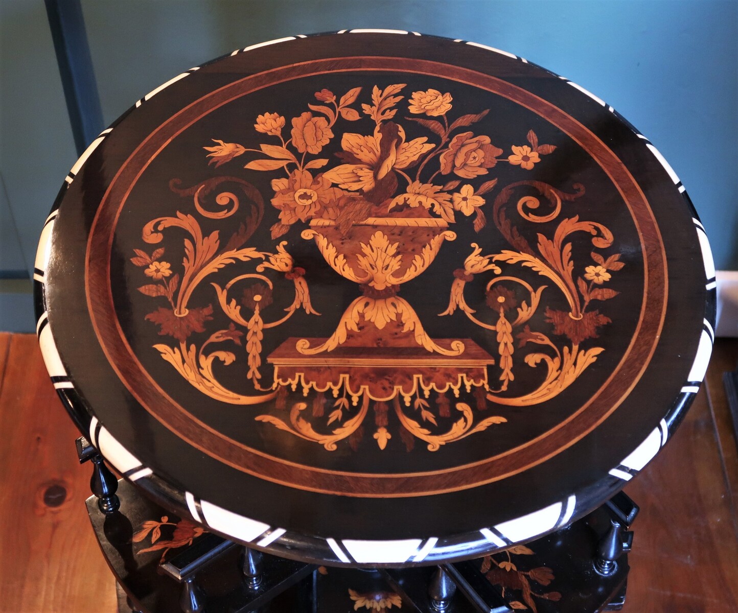 English or Dutch gueridon decorated with marquetry