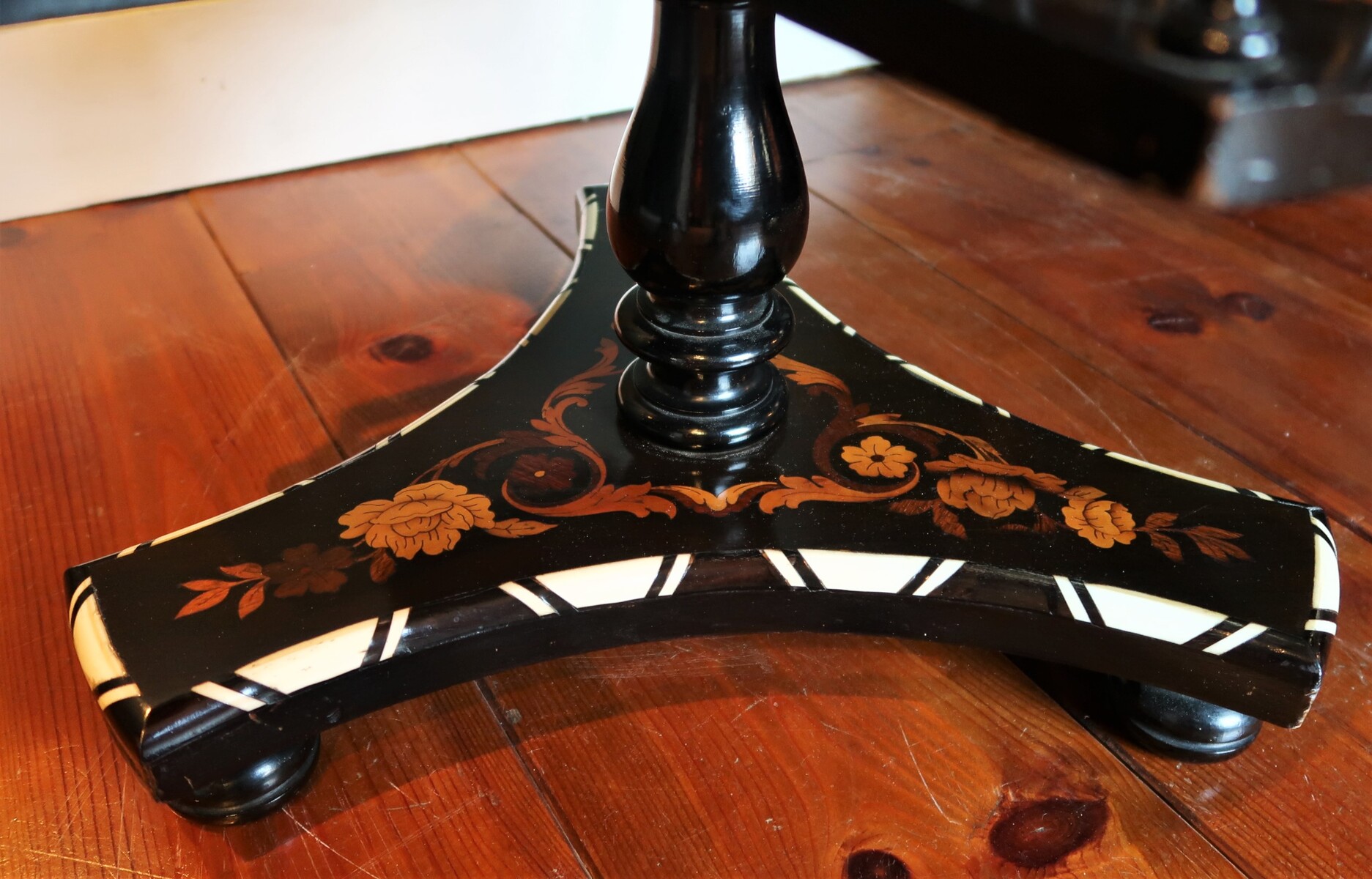 English or Dutch gueridon decorated with marquetry