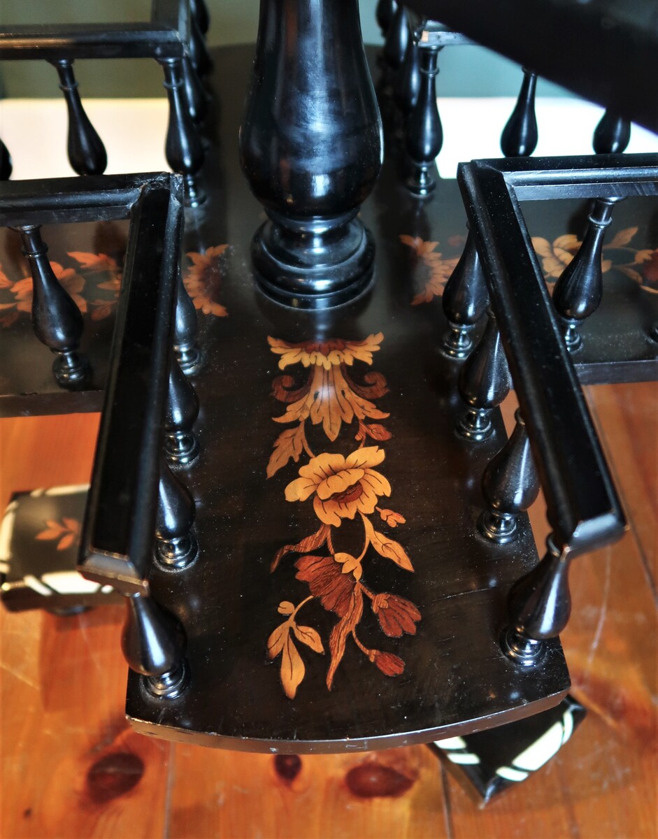 English or Dutch gueridon decorated with marquetry