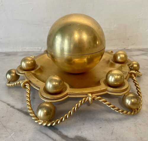 Inkwell in the shape of a sphere surrounded by ropes