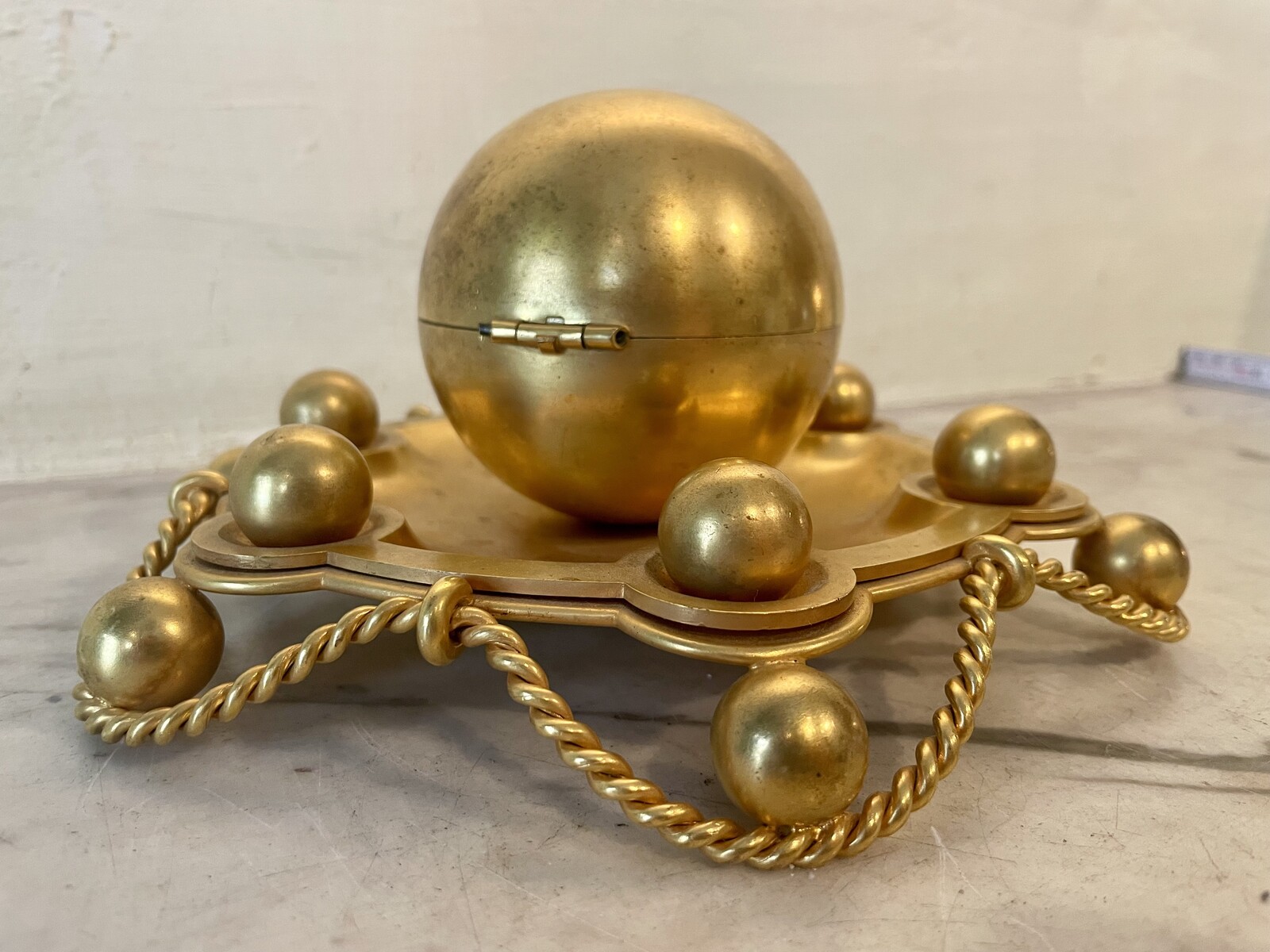 Inkwell in the shape of a sphere surrounded by ropes