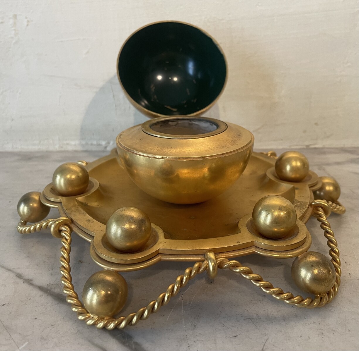 Inkwell in the shape of a sphere surrounded by ropes