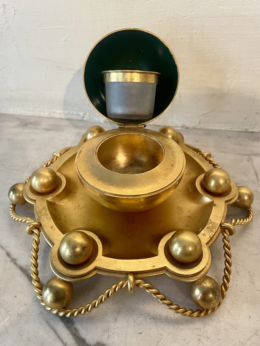 Inkwell in the shape of a sphere surrounded by ropes