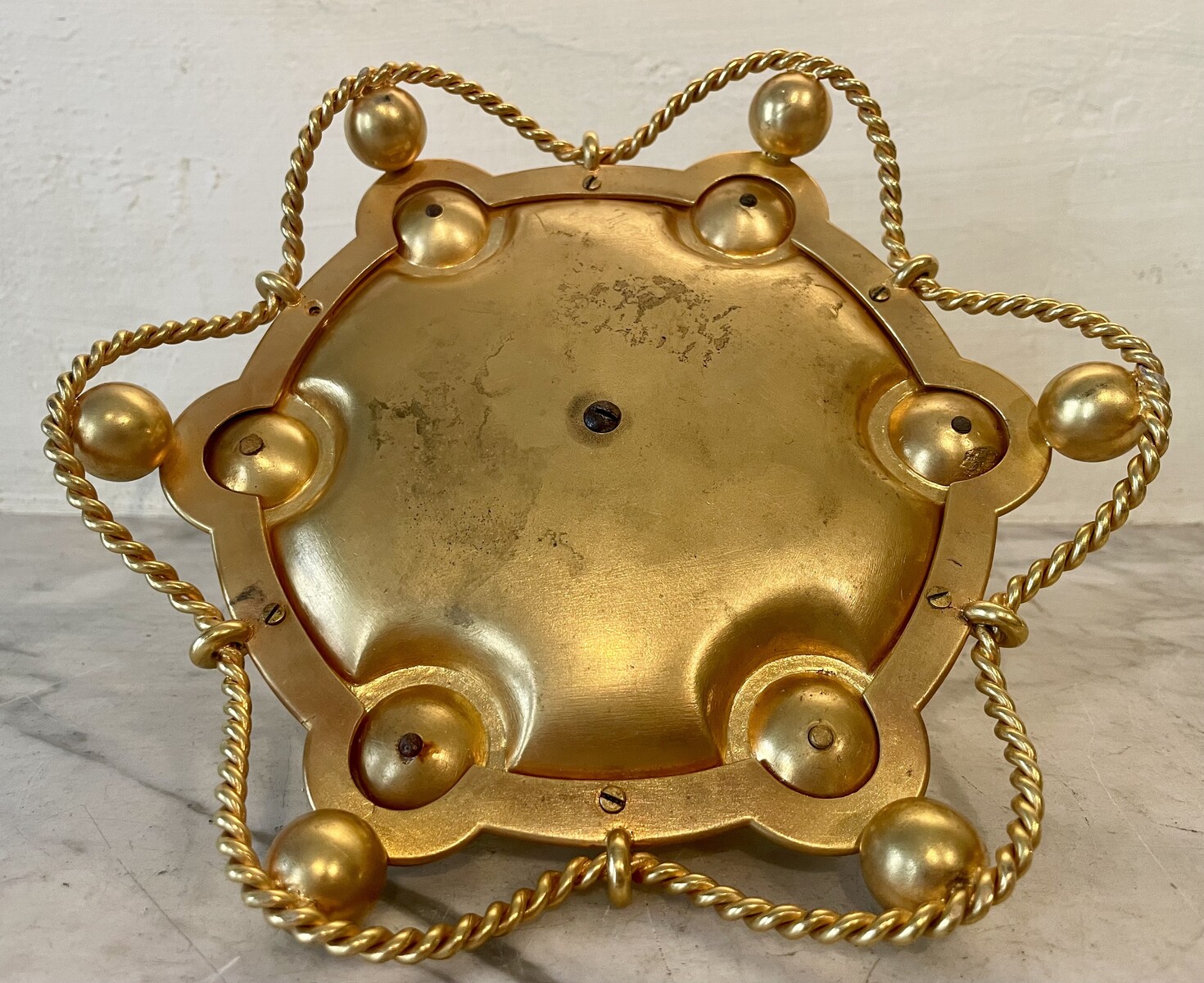 Inkwell in the shape of a sphere surrounded by ropes