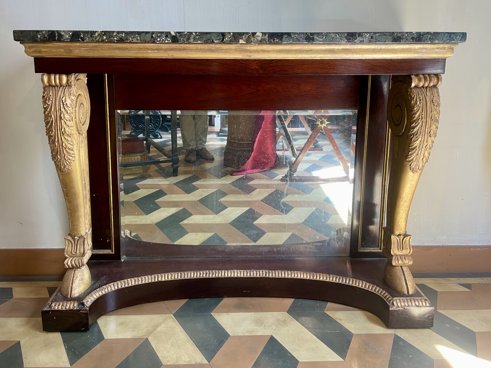 Neoclassical console with zoomorphic leg decoration