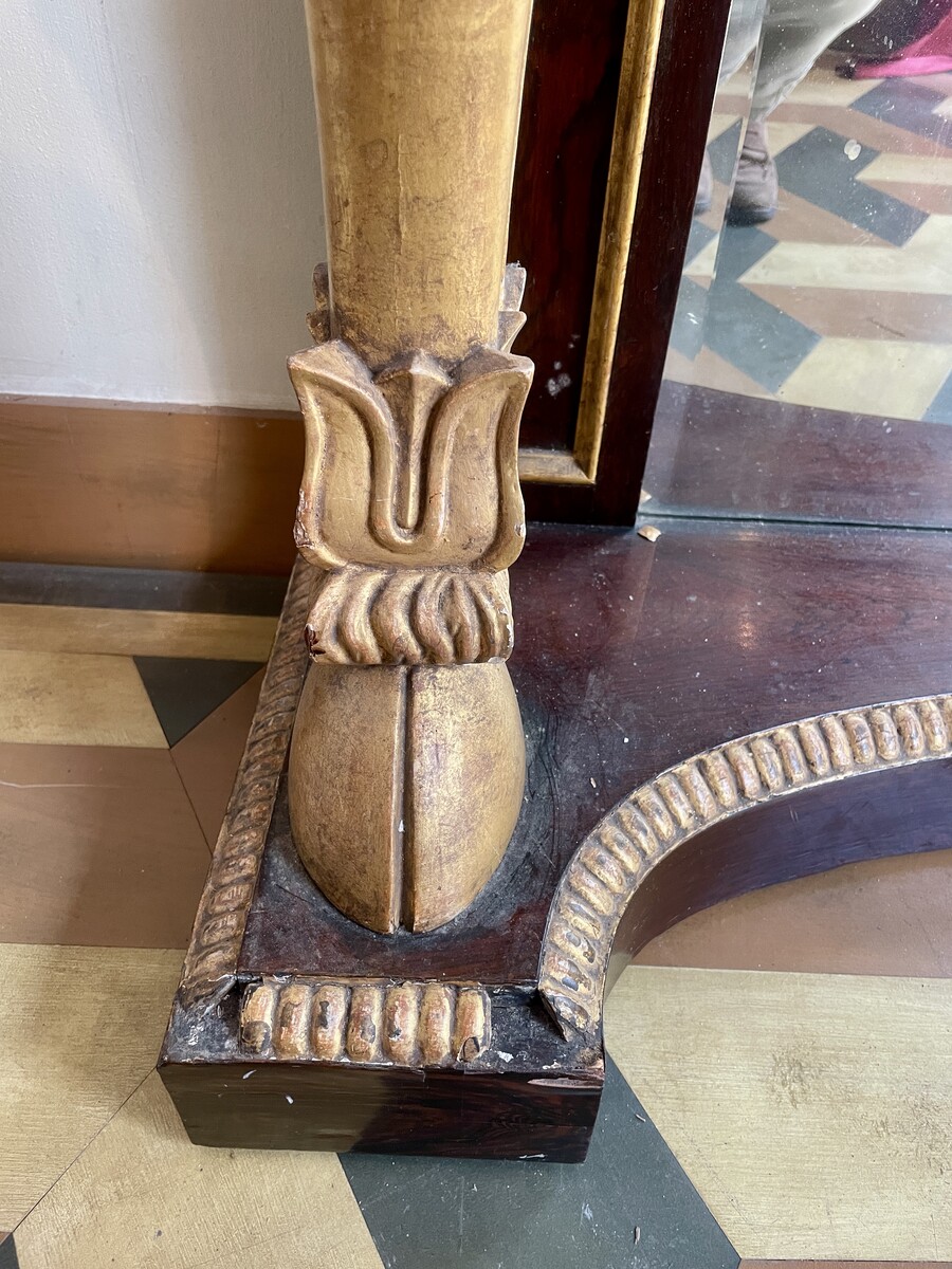 Neoclassical console with zoomorphic leg decoration