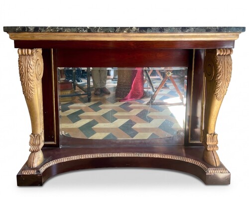 Neoclassical console with zoomorphic leg decoration