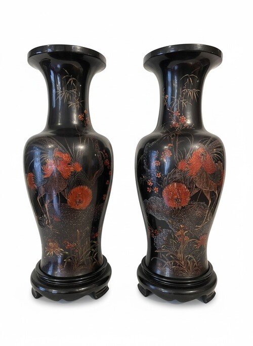 Pair of large vases decorated with pheasants, placed on blackened wooden bases.