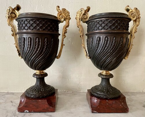 Pair of ovoide-shaped vases decorated with mascarons