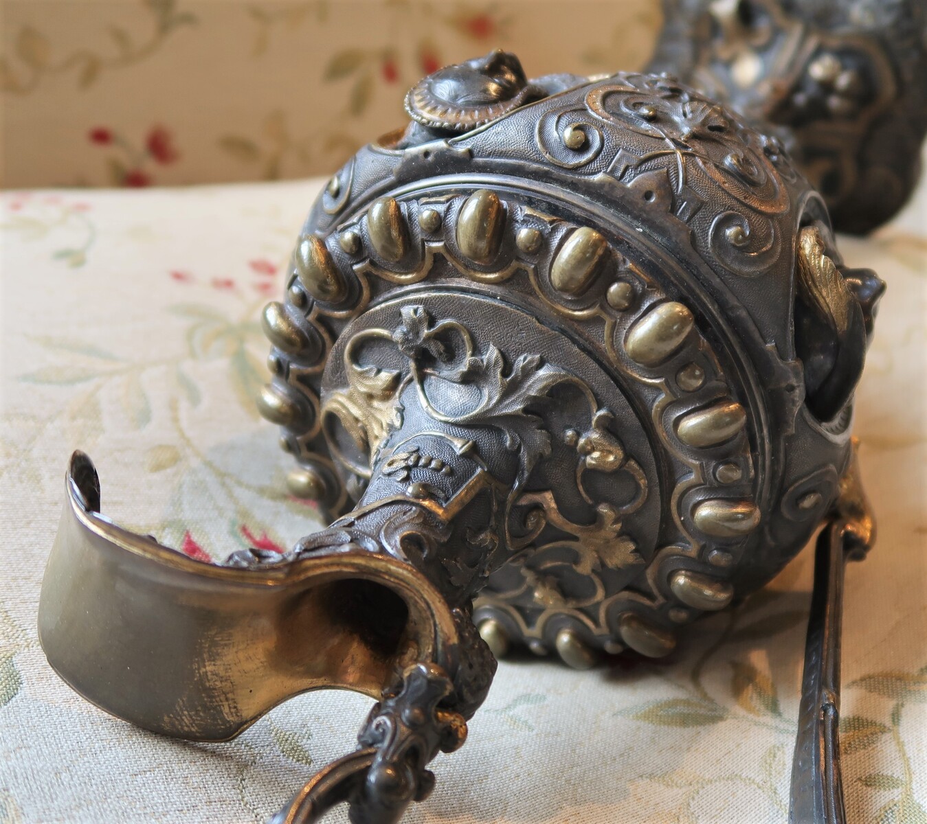 Pair of Renaissance Revival bronze vases (aiguière)