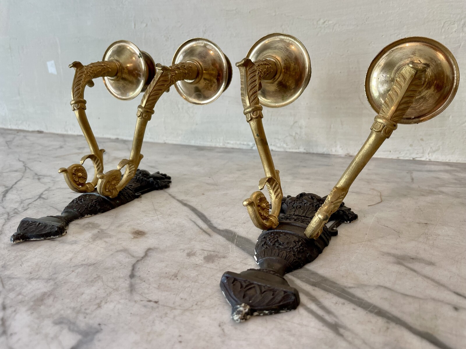 Pair of wall lights with two arms of light decorated with garnished basins