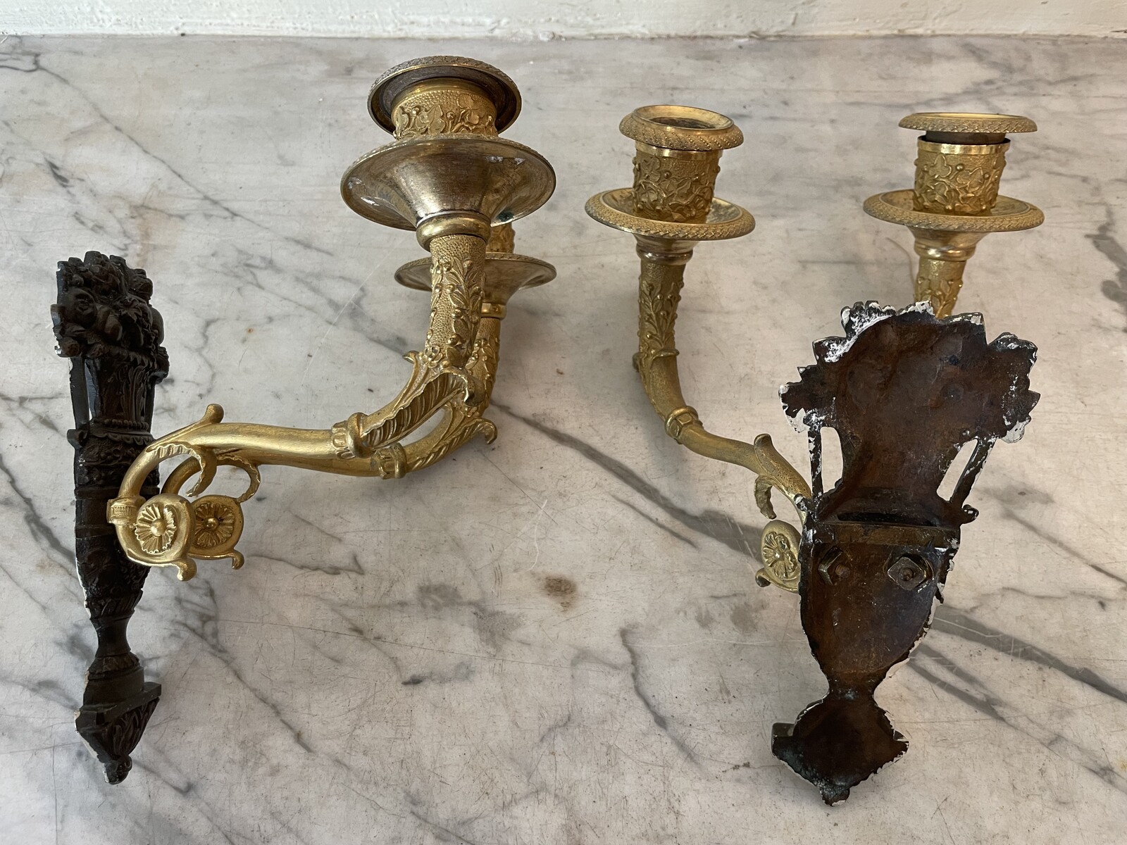 Pair of wall lights with two arms of light decorated with garnished basins