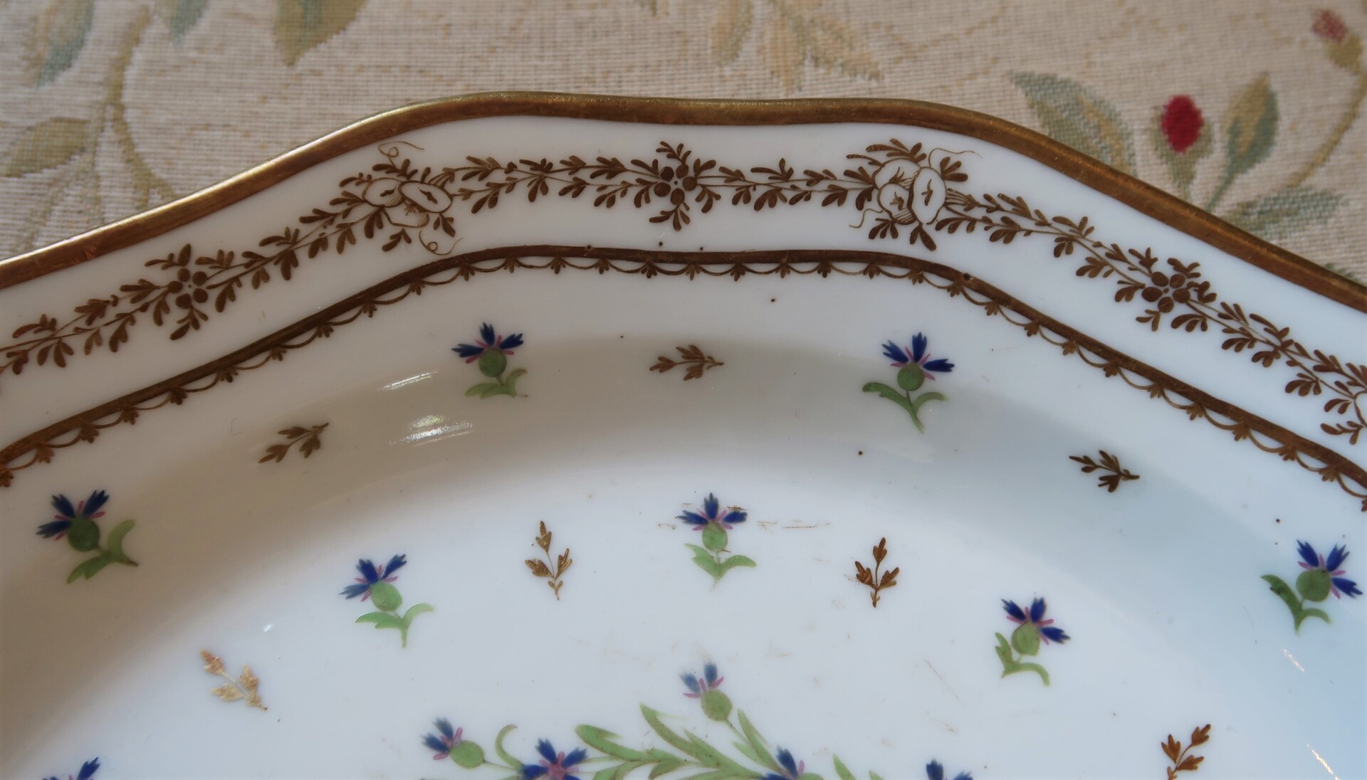 Plate (compotier), cornflower pattern (décor à barbeaux)