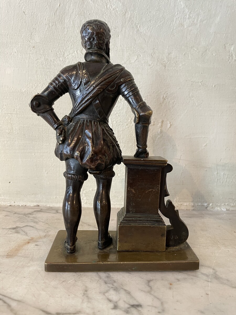 Renaissance man in armor leaning against a baluster