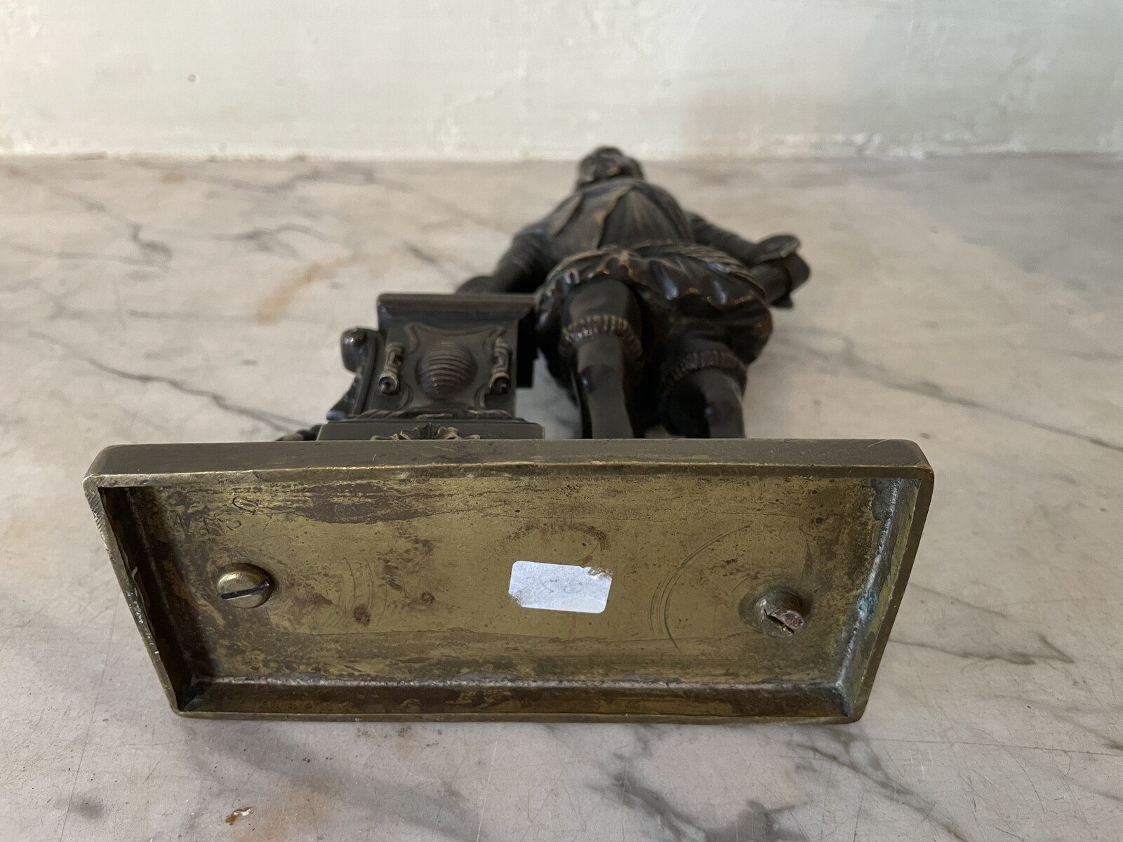 Renaissance man in armor leaning against a baluster