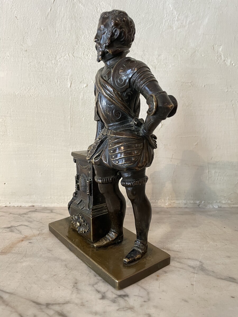 Renaissance man in armor leaning against a baluster