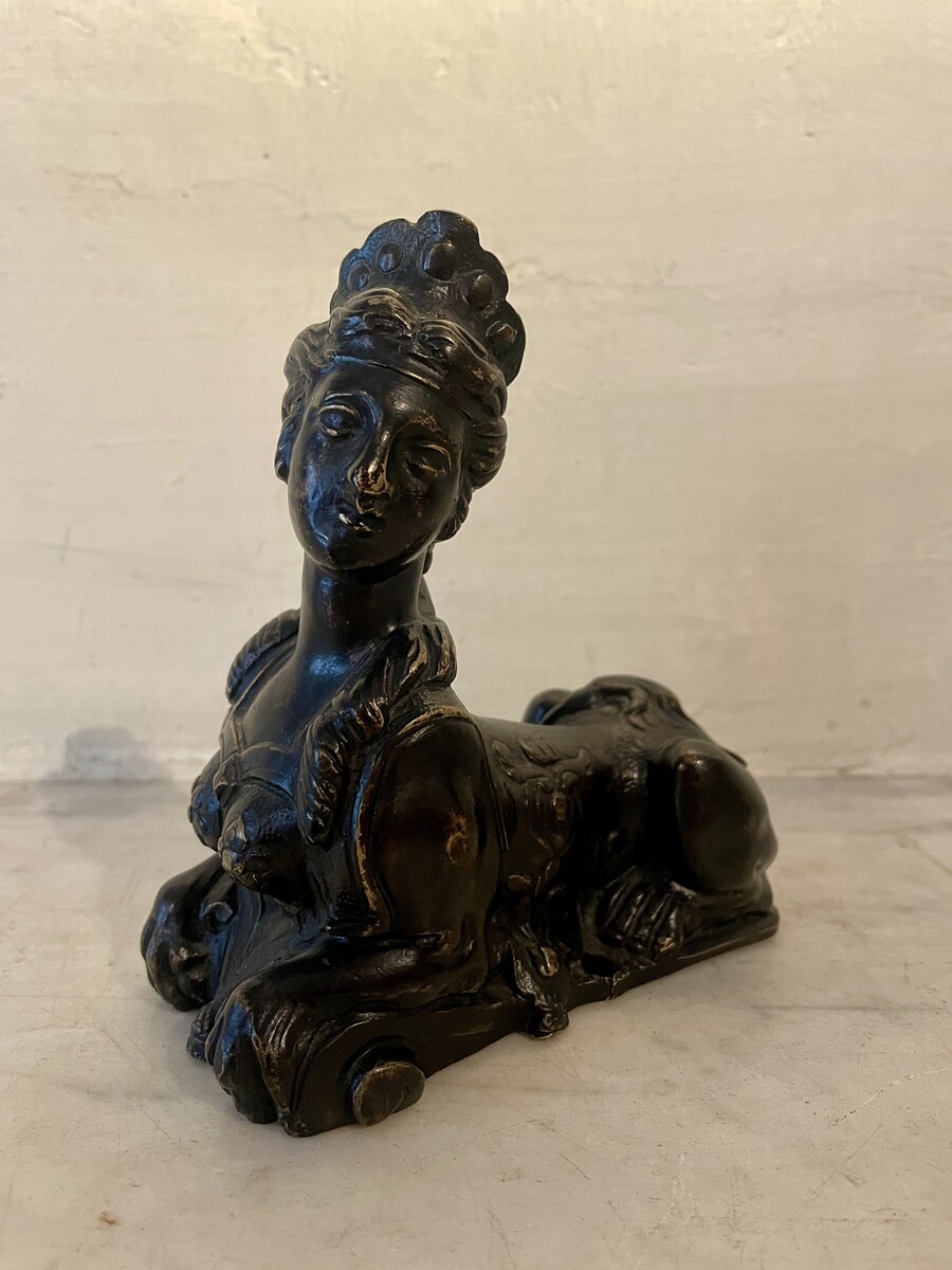 Resting  sphinge . defects and wear and tear should be noted