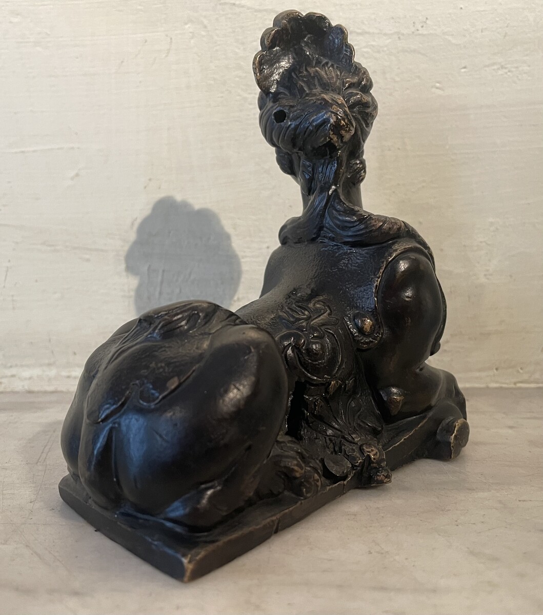 Resting  sphinge . defects and wear and tear should be noted