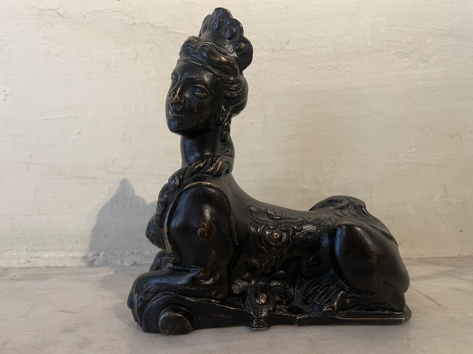 Resting  sphinge . defects and wear and tear should be noted