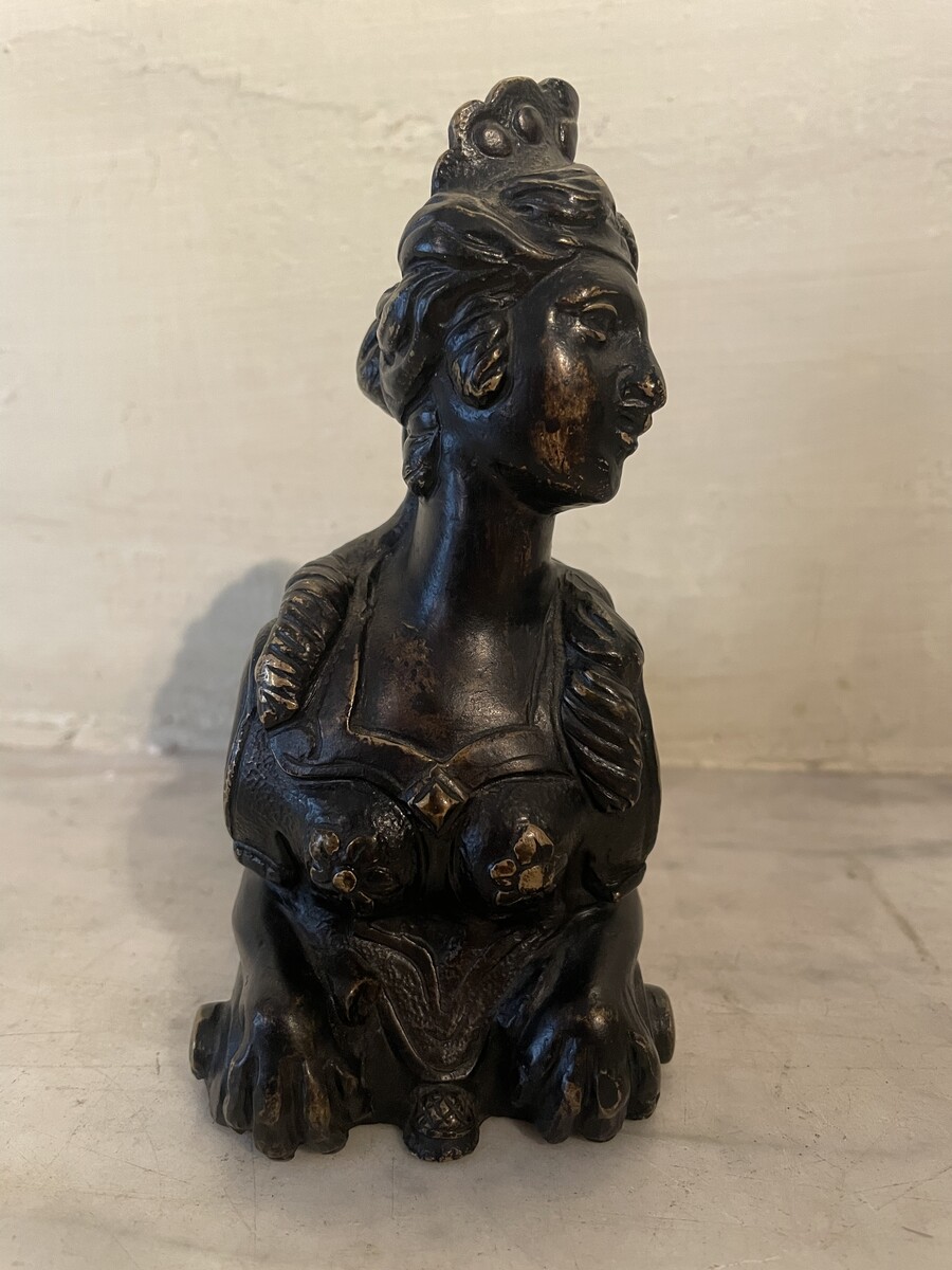 Resting  sphinge . defects and wear and tear should be noted