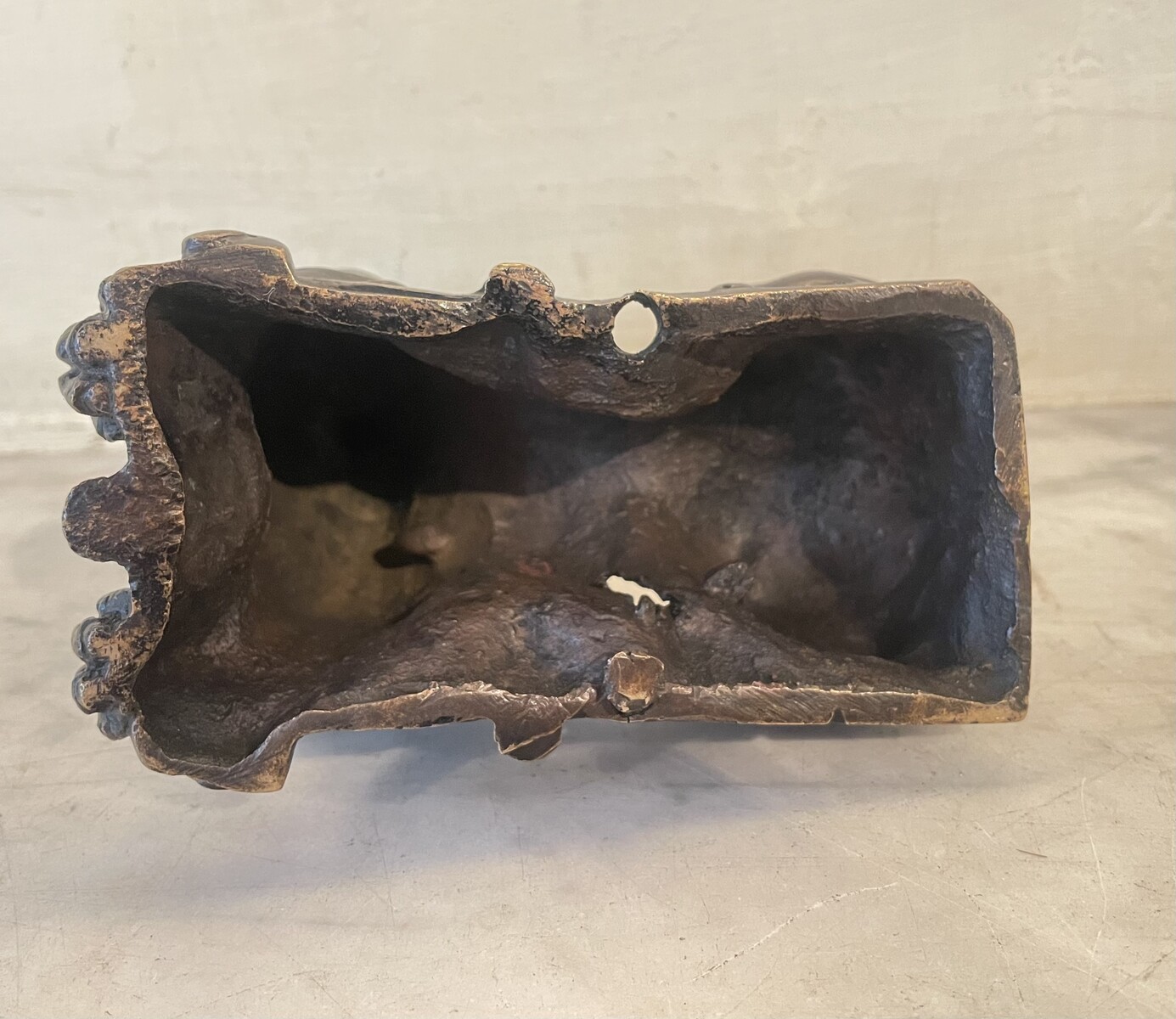 Resting  sphinge . defects and wear and tear should be noted