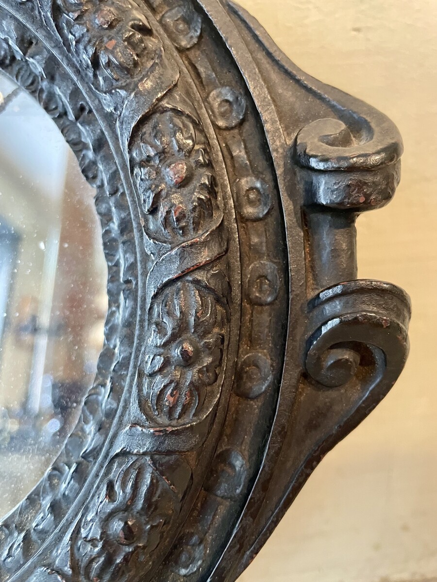 Small round mirror, decorated with flower frieze and lion bust, Regence period